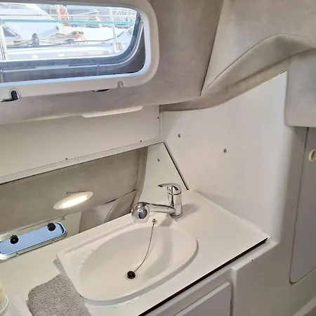 Sleep Aboard A Sailing Boat In Apartamento Lisboa