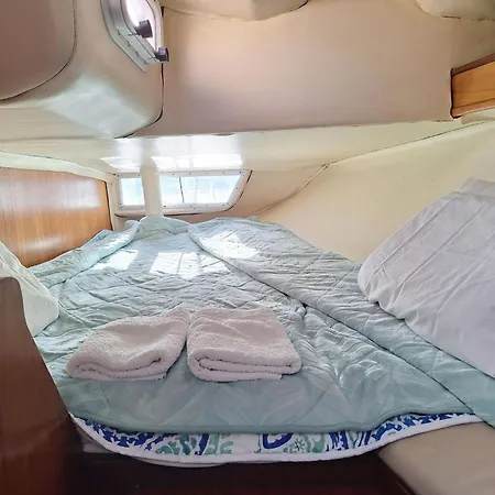 Be Local - Sleep Aboard The Santa Maria Sailing Boat In Apartamento