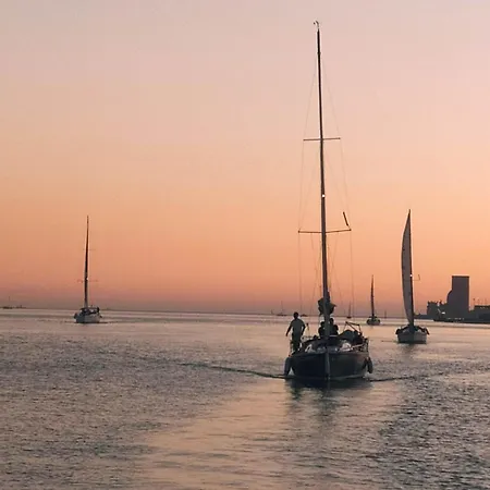 Be Local - Sleep Aboard The Santa Maria Sailing Boat In Apartment *