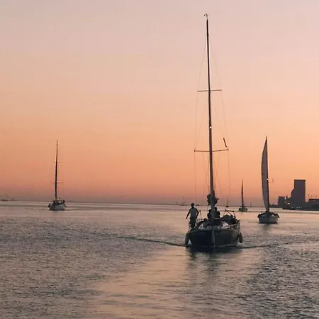 Sleep Aboard A Sailing Boat In شقة *