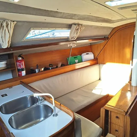 Sleep Aboard A Sailing Boat In شقة