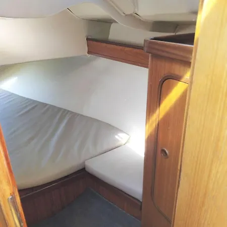 Sleep Aboard A Sailing Boat In Лісабон