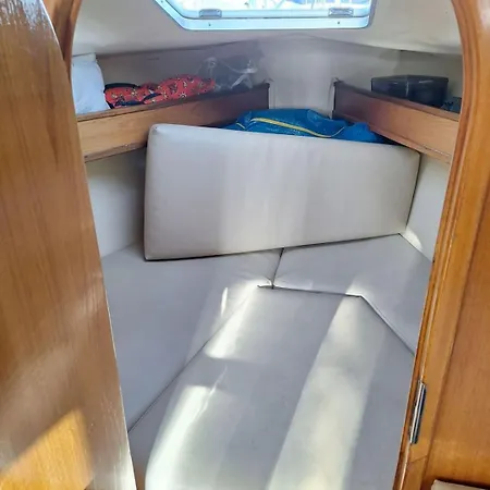 Апартаменти Sleep Aboard A Sailing Boat In Лісабон