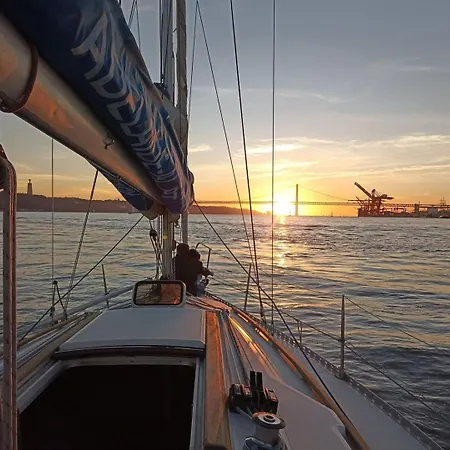 Sleep Aboard A Sailing Boat In شقة *