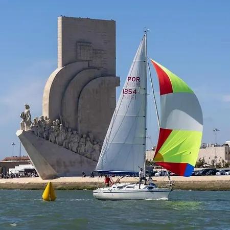 Sleep Aboard A Sailing Boat In Лісабон