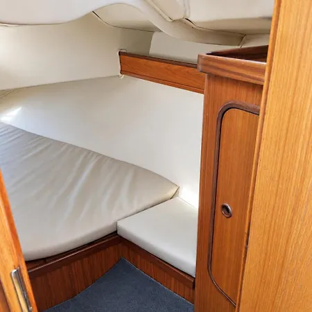 Sleep Aboard A Sailing Boat In Апартаменти Лісабон