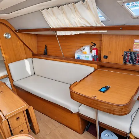 Sleep Aboard A Sailing Boat In * Лісабон