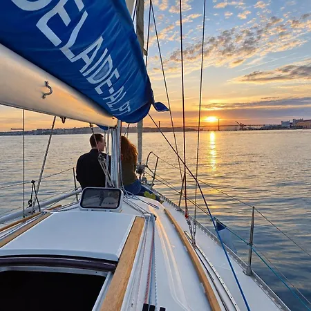 Sleep Aboard A Sailing Boat In Лісабон