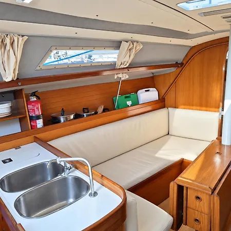 Sleep Aboard A Sailing Boat In Апартаменти Лісабон
