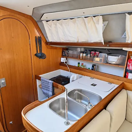 Апартаменти Sleep Aboard A Sailing Boat In Лісабон