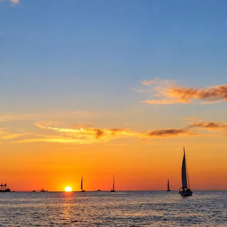 Sleep Aboard A Sailing Boat In Апартаменти