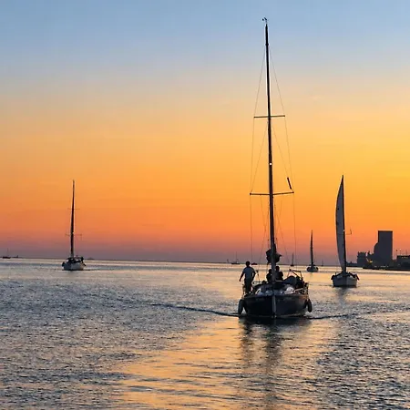 Апартаменти Sleep Aboard A Sailing Boat In Лісабон