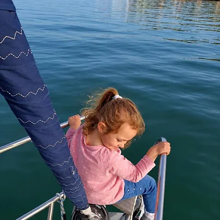 Апартаменти Sleep Aboard A Sailing Boat In
