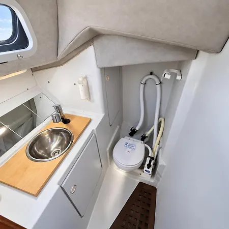 Апартаменти Sleep Aboard A Sailing Boat In Лісабон