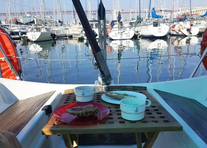 Sleep Aboard A Sailing Boat In 아파트