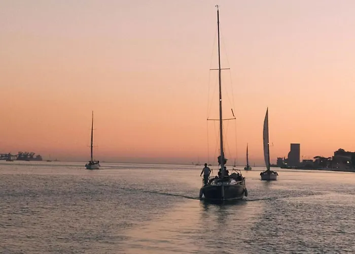 Sleep Aboard A Sailing Boat In 아파트 *