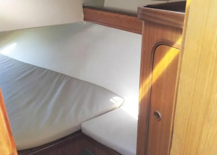 Sleep Aboard A Sailing Boat In 리스본