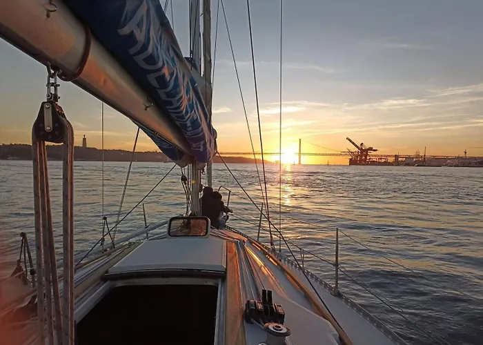 Sleep Aboard A Sailing Boat In 아파트 *