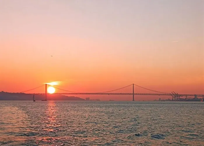 Sleep Aboard A Sailing Boat In 리스본