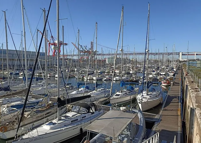 Sleep Aboard A Sailing Boat In 아파트 리스본