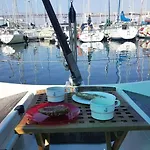 Sleep Aboard A Sailing Boat In Appartement
