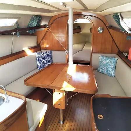 Sleep Aboard A Sailing Boat In Apartment Lissabon